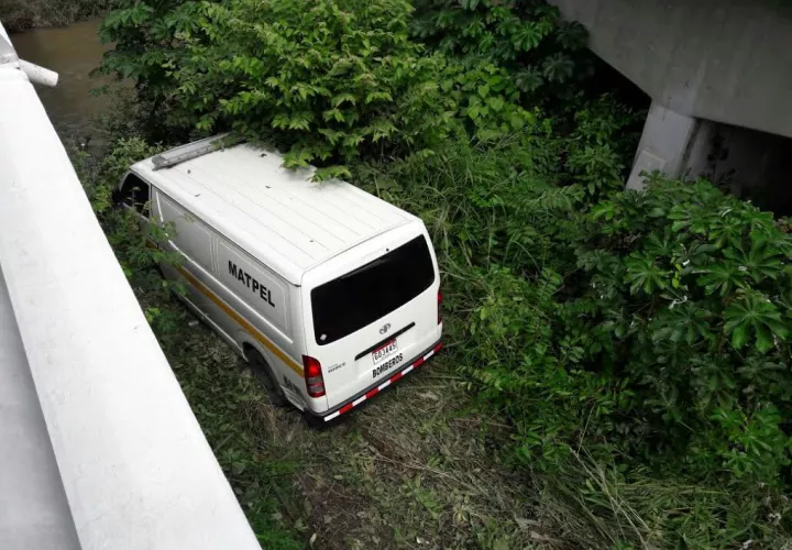 Con una grúa se tuvo que sacar el busito. Foto. Elena Valdez. 