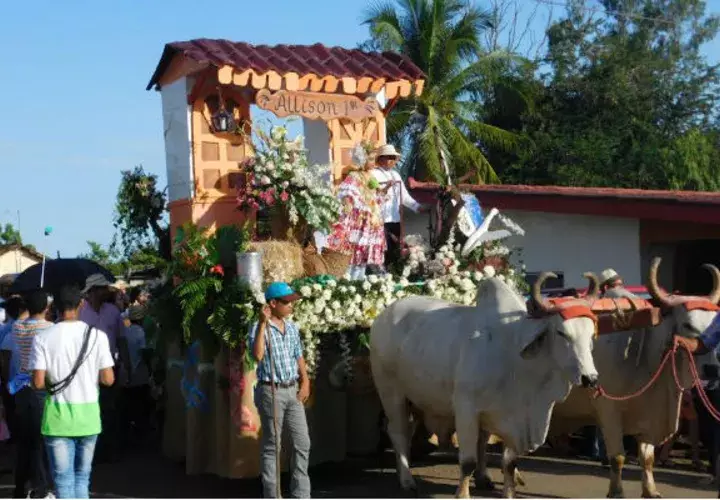 Se observa en una carretera a Allison Guerra, reina de la Semana del Campesino en Santa Ana de Los Santos. Foto: Zenaida Vásquez