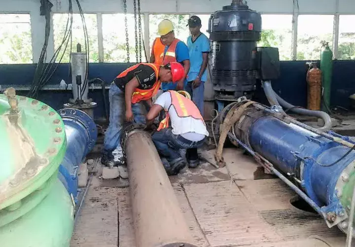 Personal laborando. Foto: Thays Domínguez.