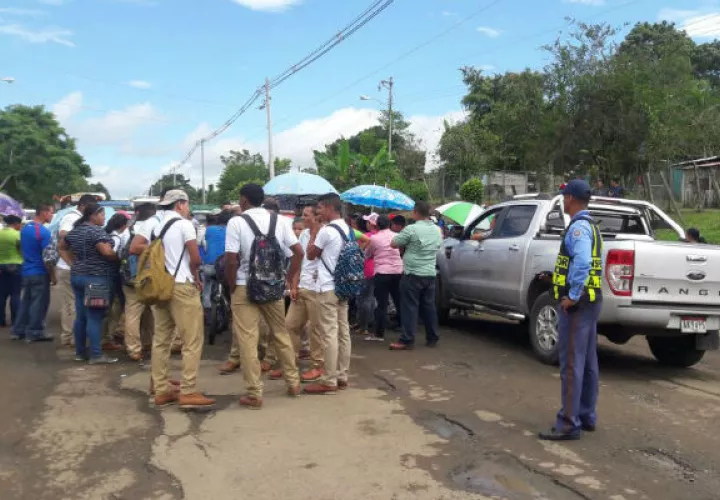 Cierre de calles Darien por reparación de escuela (cortesía @Traficasos)