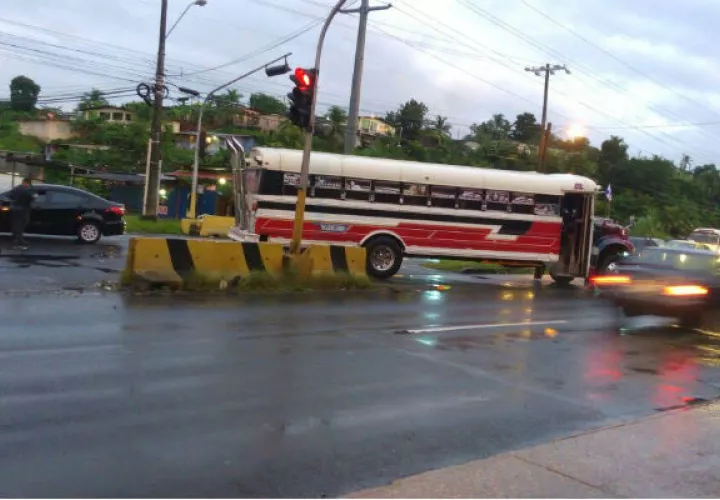 Conductores se quejan que semáforo no estaba funcionando. Foto: Delfia Cortez