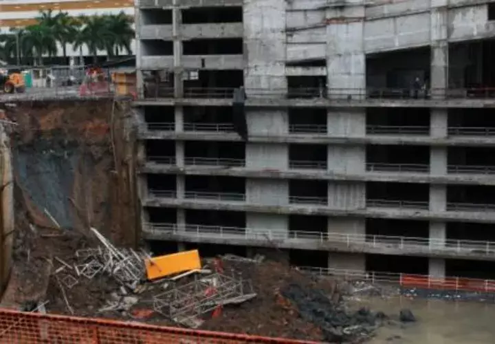 Autoridades permanecen en el lugar de la escena conociendo las causas del colapso 