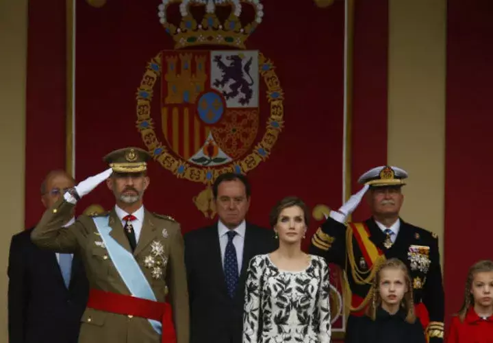 España celebra con un desfile militar. Foto/ AP
