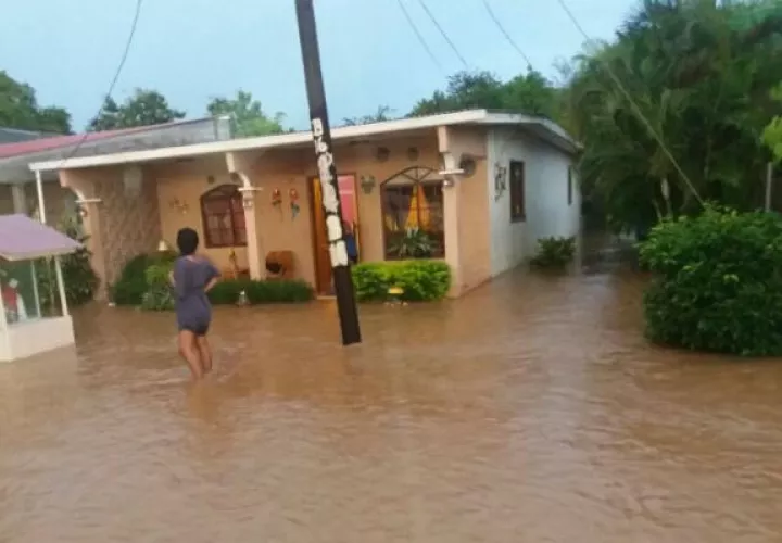 El río La Villa se desbordó. Foto: Zenaida Vásquez 
