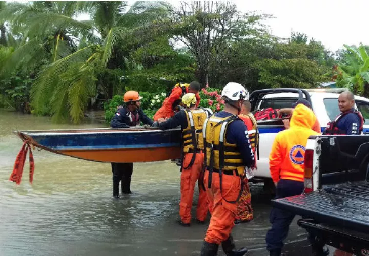 Ingresan en bote a algunas viviendas. Foto: Mayra Madrid.