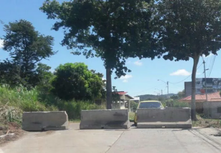 Colocaron piezas de concreto. Foto: Raimundo Rivera 