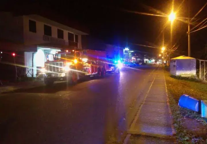 Bomberos en el lugar. Foto: Leonardo Machuca. 