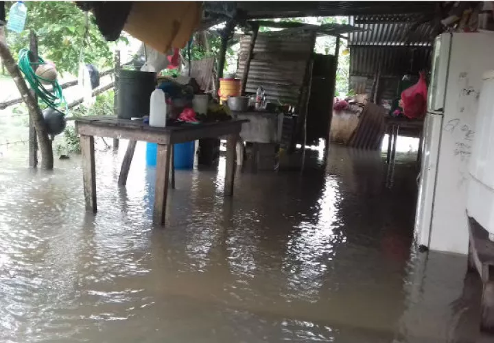 El agua ingresó a las casas. Foto: Melquiades Vásquez.