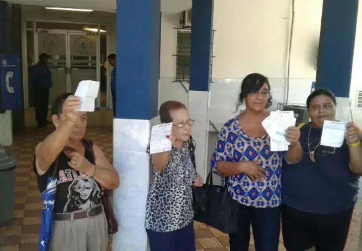 Molestos con la situación. Foto: Zenaida Vázquez. 