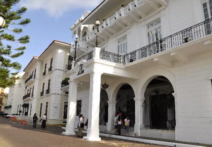 La vajilla de porcelana es un accesorio de la millonaria cocina en el Presidencia