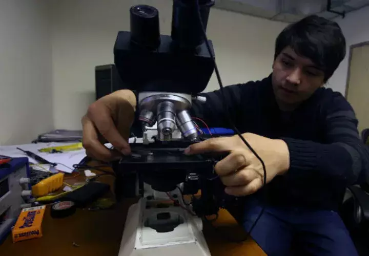 Rodrigo Loza, estudiante de Biomédica y de Mecatrónica. Foto/ EFE