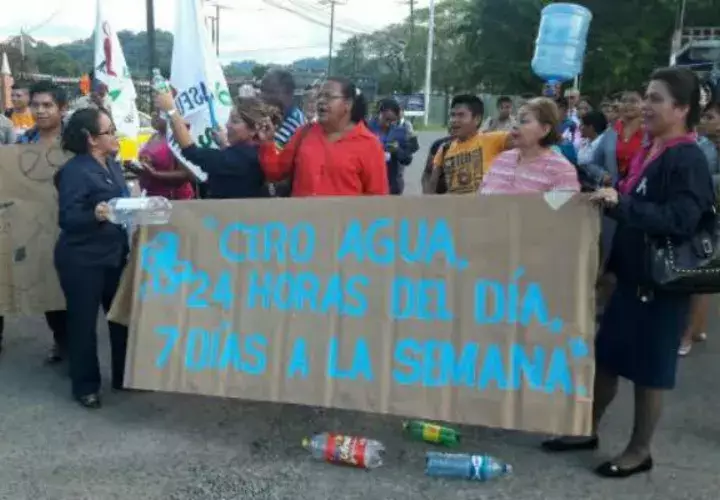 Llevaban pancartas. Foto: Leonardo Machuca G.