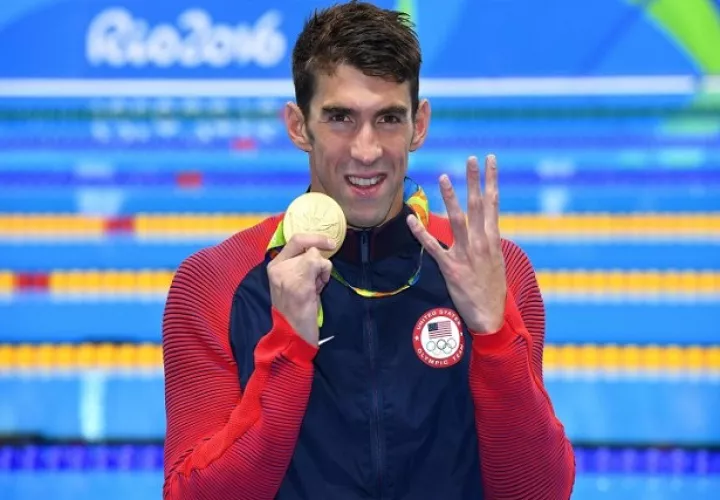 Phelps muestra una de sus 28 medallas  olímpicas. Foto/EFE