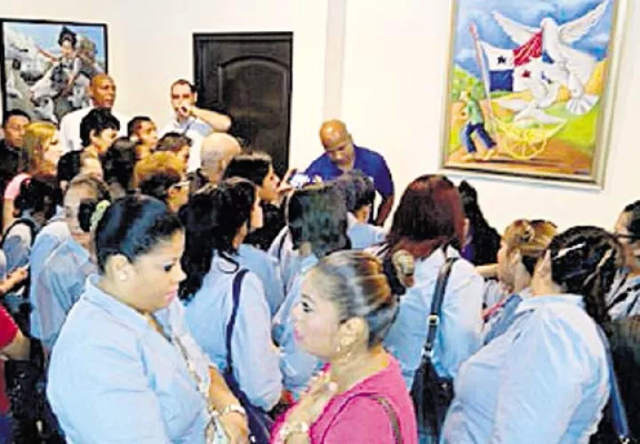 Colaboradores preocupados por su futuro laboral tras compra-venta