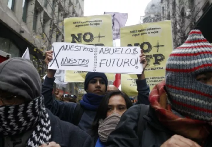 La presión popular llevó a la presidenta a presentar una reforma que contempla hasta 15%  la tasa de cotización de los trabajadores. /Foto EFE