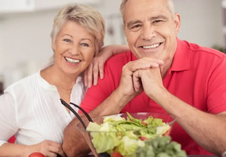 La nutricionista recomienda consultar con un profesional en salud cuando la persona padece alguna condición que deba tomarse en cuenta a la hora de decidir el plan alimenticio. Archivo