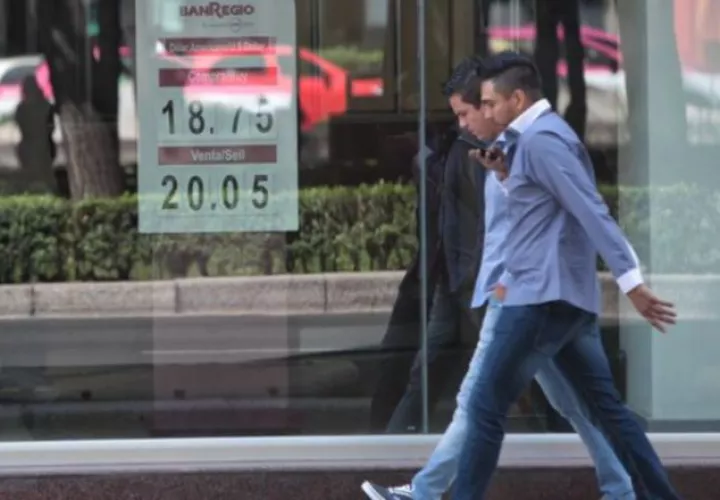 El peso mexicano cayó ante la ventaja  de Donald Trump. EFE