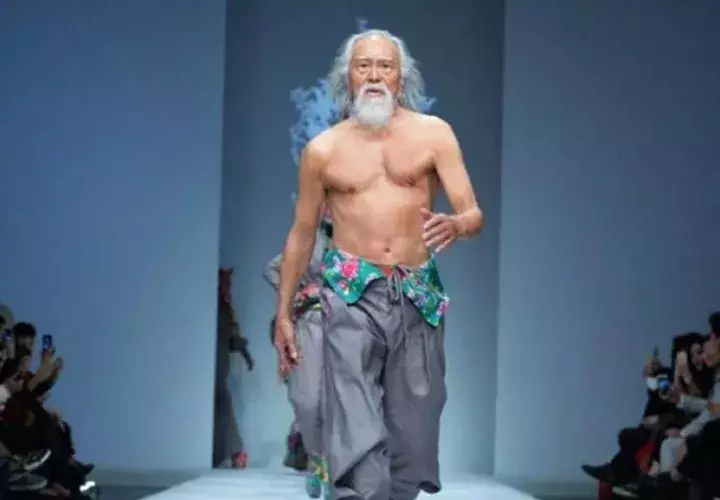 Deshung Wang, en el desfile del diseñador chino Hu Sheguang. /Foto Archivo