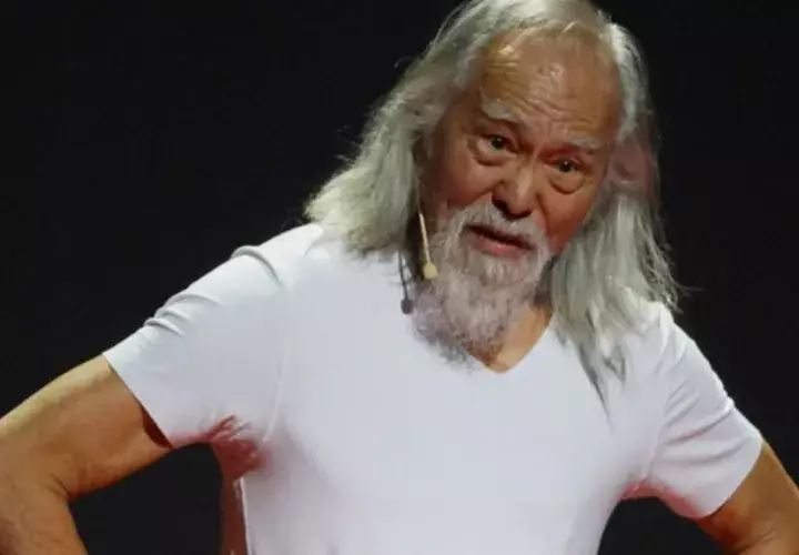 Gracias a su hija, que había sido contratada para componer la música de uno de los desfiles, la figura de Wang no pasó inadvertida.