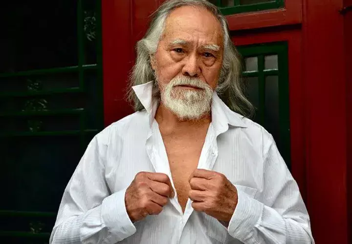 En las redes se le conoce como "el abuelo más 'sexy' de las pasarelas". El video en el que se presenta es imperdible.