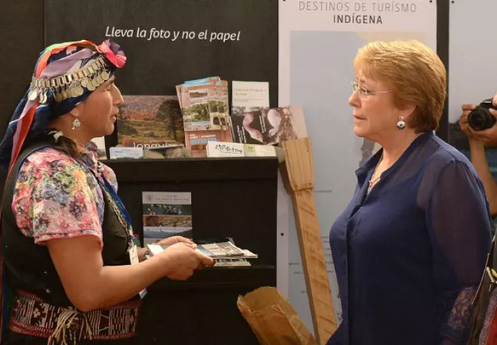 Bachelet con expositores /Foto EFE