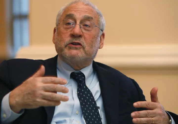 El premio Nobel de economía en 2001, Joseph Stiglitz, renunció al Comité de Expertos.