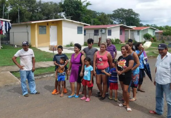 Con ánimos caldeados, residentes alegan que los amenazan. /Foto Zenaida Vásquez 