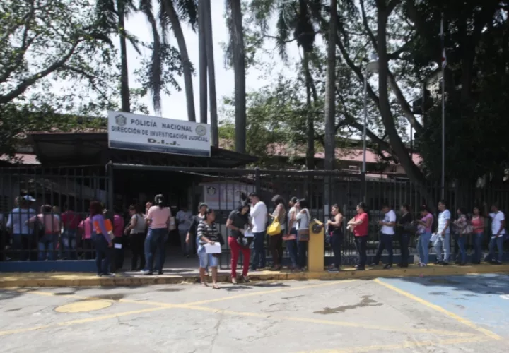 El artículo 32 de la Constitución  dice que nadie será juzgado  más de una vez por la misma causa. Víctor Arosemena 