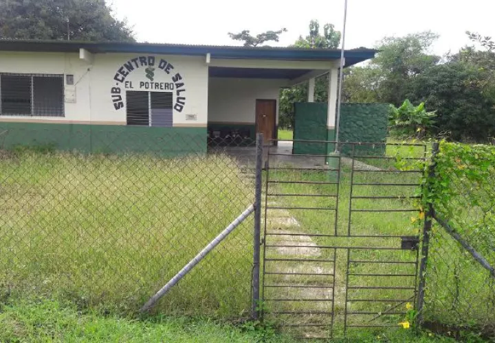 Esta instalación de salud se encuentra llena de herbazales. /Foto Elena Valdez