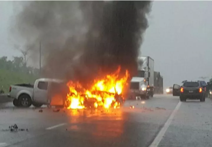 El vehículo incendiado. 