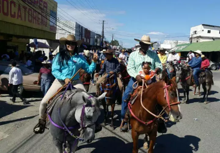 Cabalgata que cerró los desfiles. Foto: Leonardo Machuca. 
