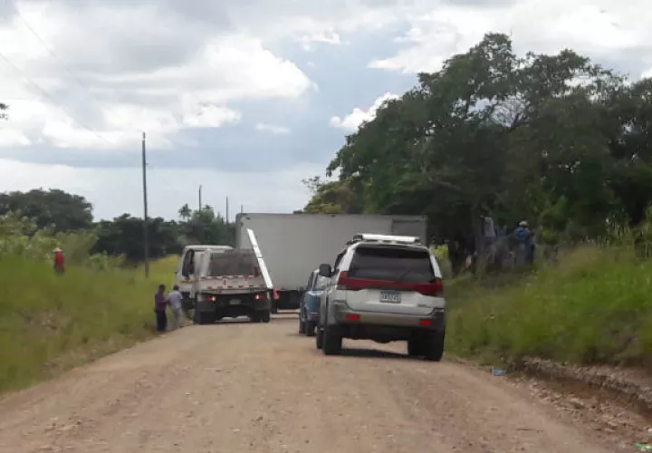 Se desconoce que misión realizaban los funcionarios del Mides con el camión en esta comunidad; pues inmediatamente sacaron el carro se retiraron del área. FOTO/Elena Valdez