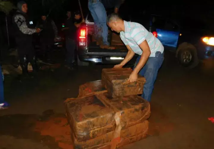 La sustancia cuando era trasladada por las autoridades.  Foto: Zenaida Vásquez. 