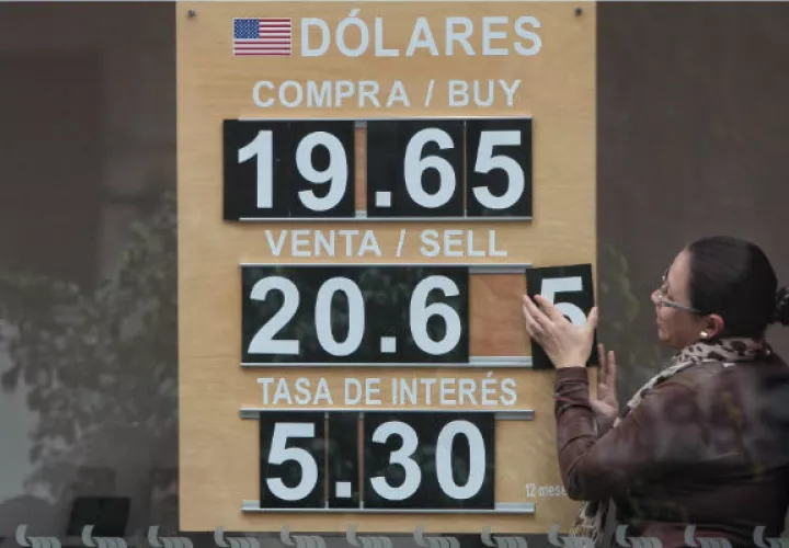 Este martes en la noche el peso mexicano cruzó la barrera de las 20 unidades por dólar, un mínimo histórico. Foto/EFE