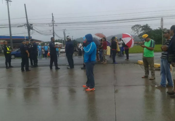 La lluvia no impidió la medida. Foto:  Melquíades Vásquez. 