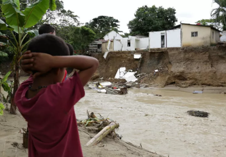 En las últimas horas quedaron completamente destruidas 22 viviendas, con lo que suman más de 80. FOTO/EFE