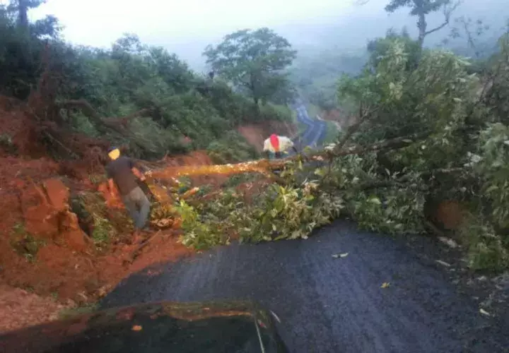 Parte de la vía que conduce a la comunidad quedó interrumpida. Foto: Thays Domínguez. 