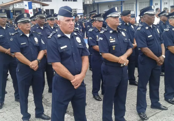 Policías reciben medallas de reconocimientos 