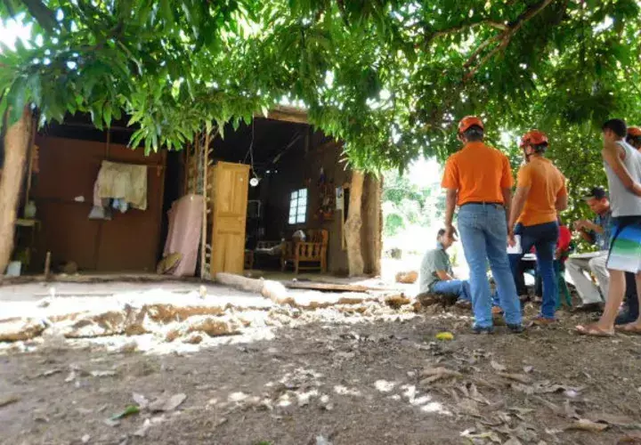 Se evalúan los daños. Foto: Zenaida Vásquez. 