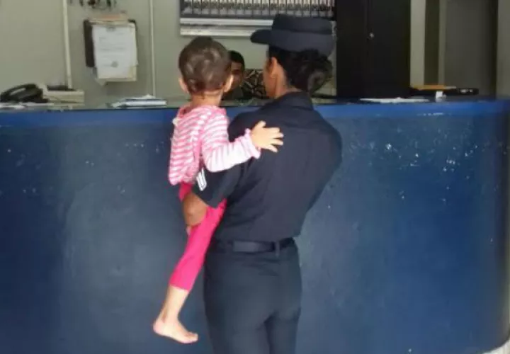La niña vestía un pantalón rosado.  