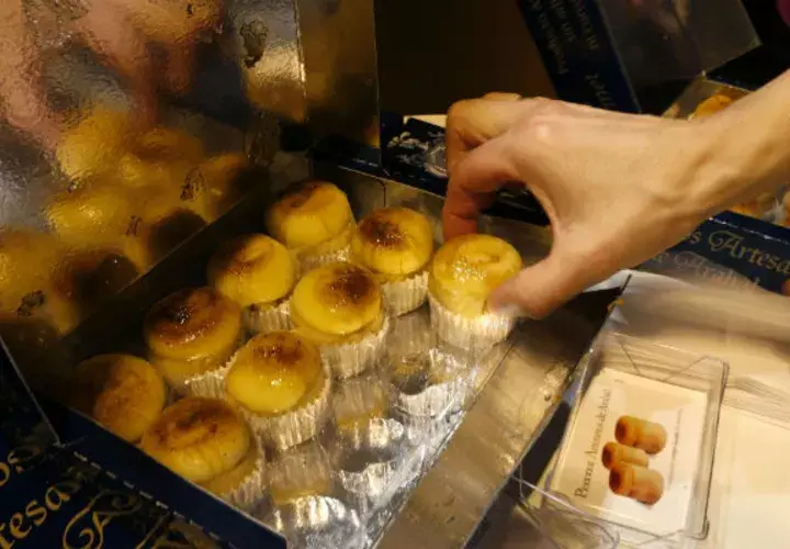 Una caja de piononos, pasteles típicos de Granada. Foto: EFE/Archivo