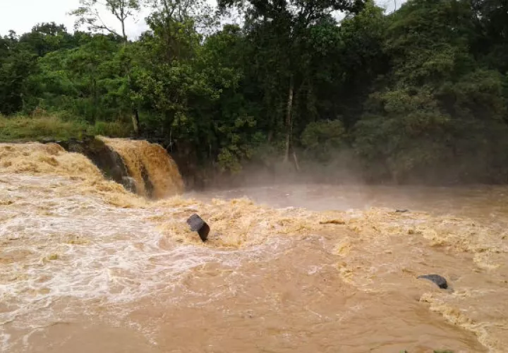 Nivel del agua en el río Caimito. Foto: Eric Ariel Montenegro. 