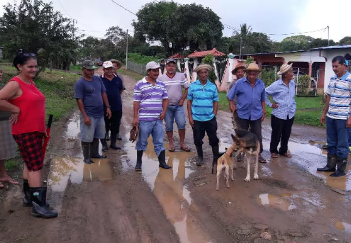 Salieron de sus casas y exigen una solución.  Foto: Melquíades Vásquez. 