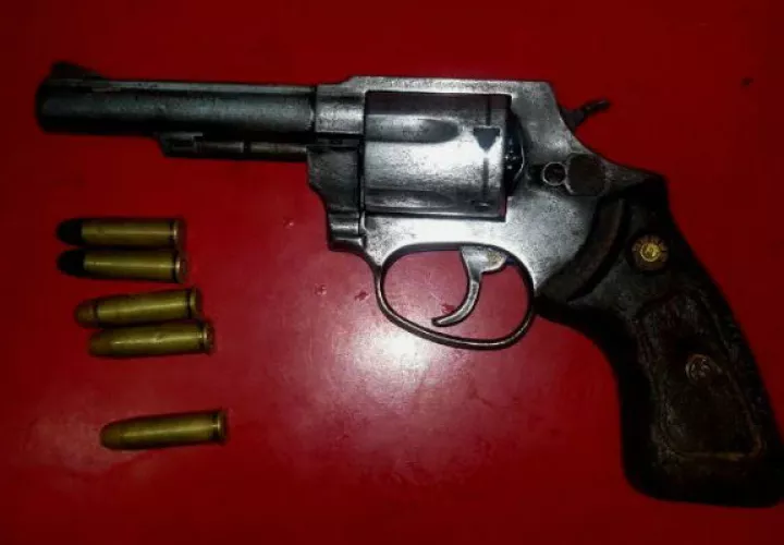 Arma decomisada al delincuente.  