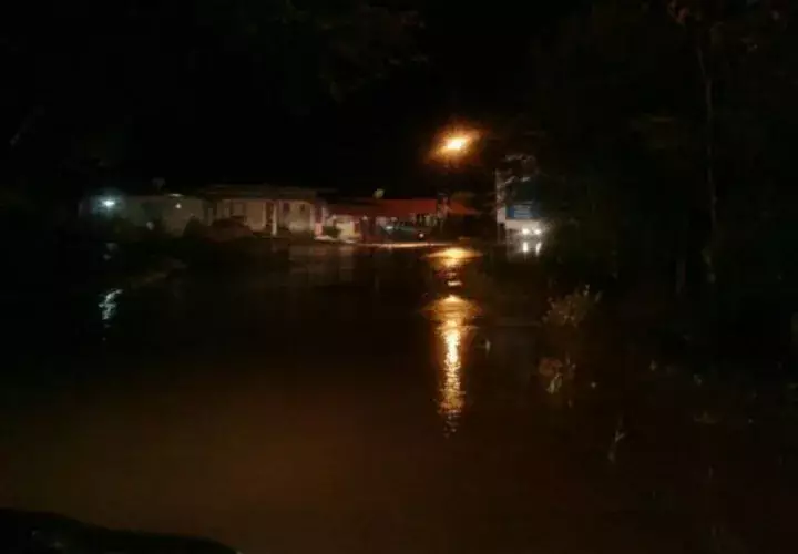 El agua solo llegó a la calle. 