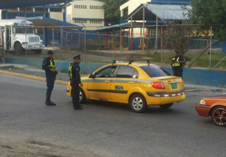 Unidades del transito en las calles para prevenir accidentes 