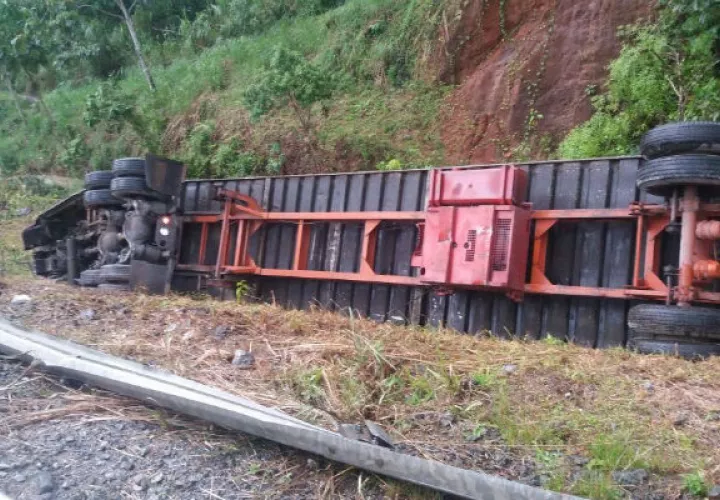 Así quedó el pesado vehiculo. Foto: Delfia Cortez