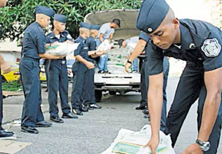 Policías repartiendo     bolsas navideñas podría ser peculado