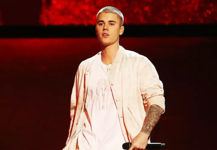 Bieber abandonó la red cuando ofendieron a su expareja.