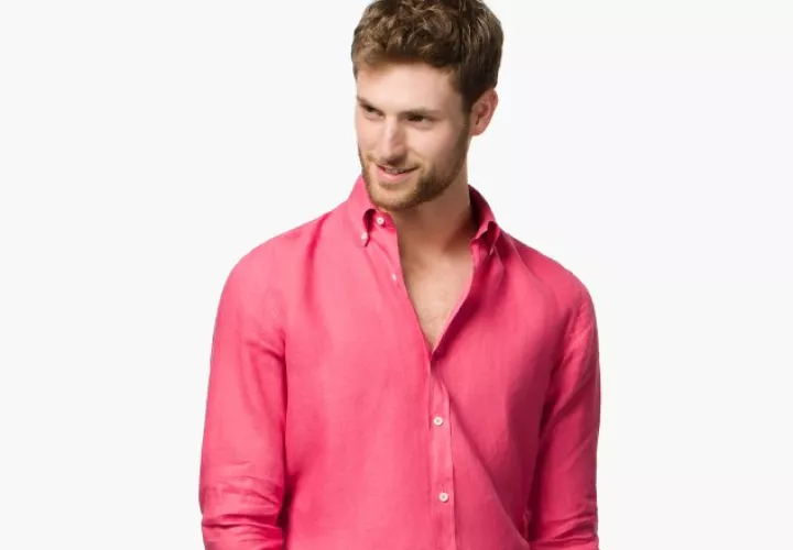 Aunque tradicionalmente esté asociado al armario femenino, el color rosa también puede ser un básico del vestuario para hombres. /Foto Archivo
